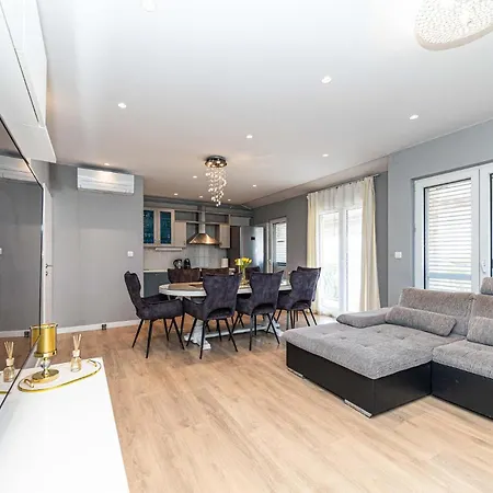 4 Bedroom Awesome In Stobrec