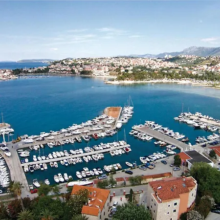 Apartman 4 Bedroom Awesome In Stobrec *