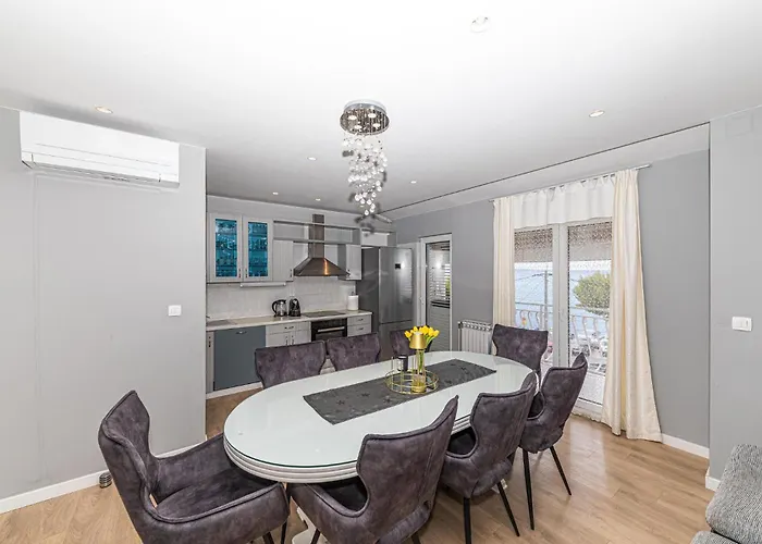 Apartman 4 Bedroom Awesome In Stobrec *