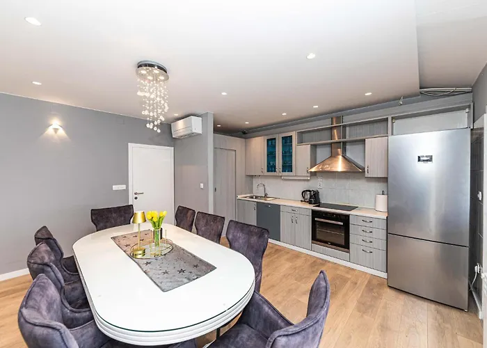 Apartman 4 Bedroom Awesome In Stobrec *