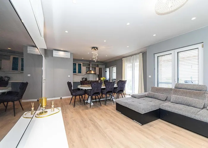 4 Bedroom Awesome In Stobrec