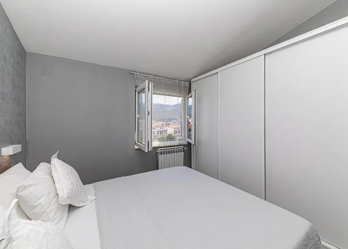 4 Bedroom Awesome In Stobrec Apartman