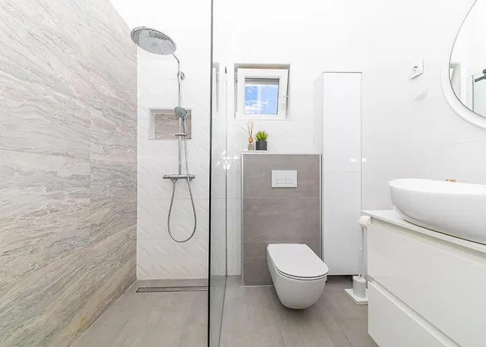 Apartman 4 Bedroom Awesome In Stobrec *