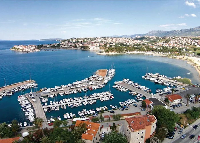 Apartman 4 Bedroom Awesome In Stobrec *