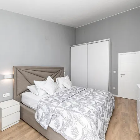 4 Bedroom Awesome In Stobrec 스플리트