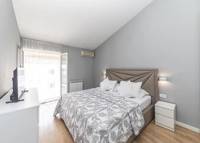 4 Bedroom Awesome In Stobrec