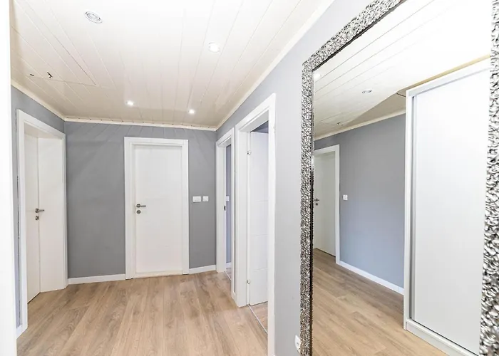 4 Bedroom Awesome In Stobrec * スプリト