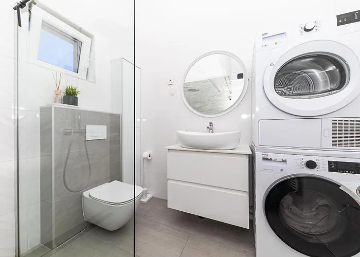 4 Bedroom Awesome In Stobrec アパート *