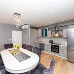Apartman 4 Bedroom Awesome In Stobrec *
