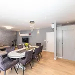 Apartman 4 Bedroom Awesome In Stobrec *