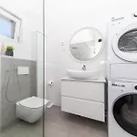 4 Bedroom Awesome In Stobrec Apartman *