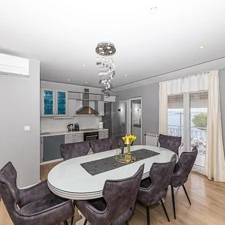 Apartman 4 Bedroom Awesome In Stobrec *