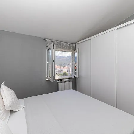 4 Bedroom Awesome In Stobrec Apartment