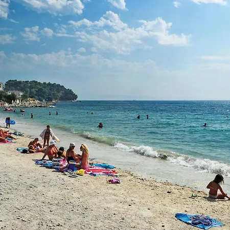 Apartman 4 Bedroom Awesome In Stobrec Split